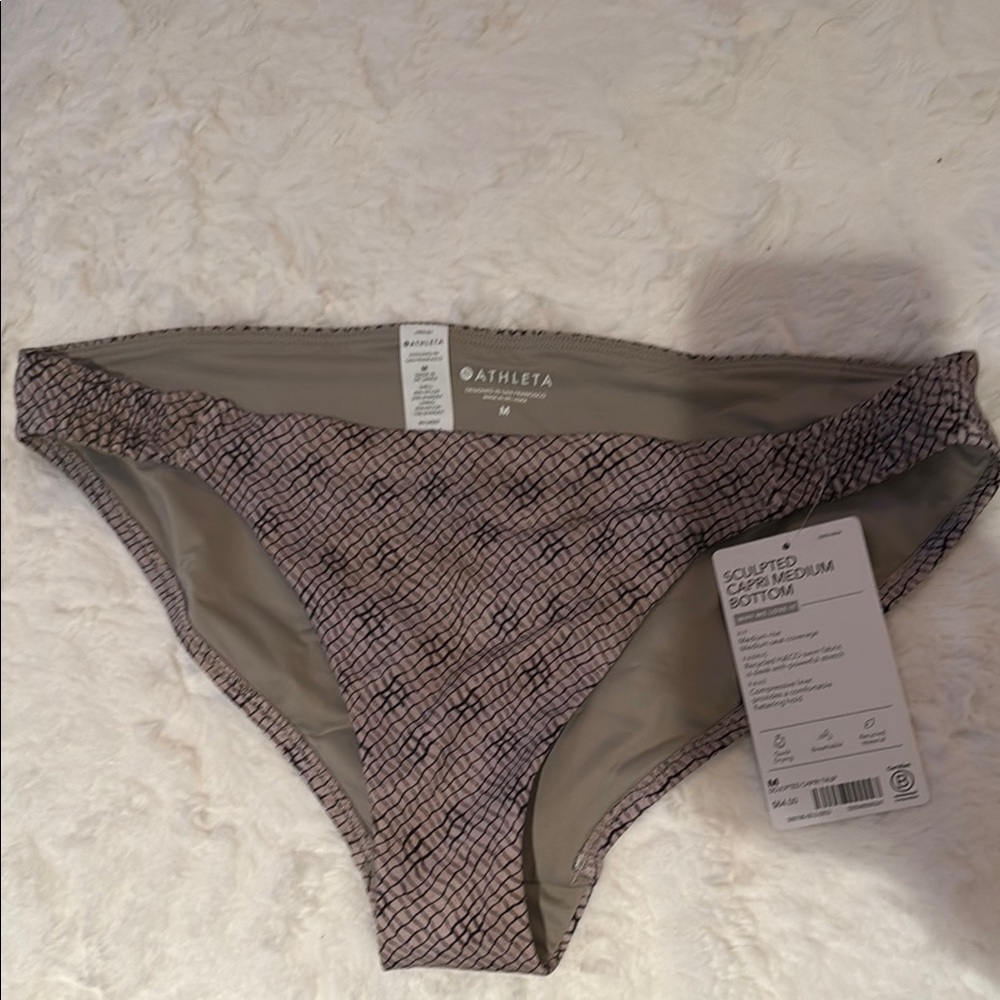 Athleta Sculpted Capri Medium Bottom in Black and Gray